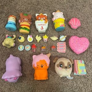 16 piece of squishes. Everything included as in the picture.